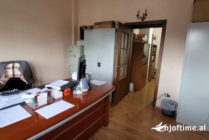 Ambient biznesi me qera 3+1 ne Tirane - 3,200 Euro