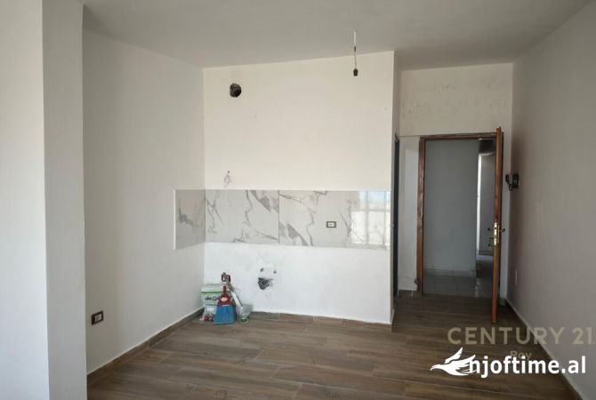 Shtepi ne shitje Apartament ne Durres, Garsoniere, Mobilimi Bosh, pa mobiluar, Pagesa 55,000  Euro.