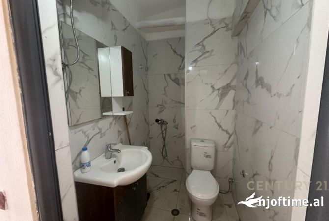 Shtepi ne shitje Apartament ne Durres, Garsoniere, Mobilimi Bosh, pa mobiluar, Pagesa 55,000  Euro.