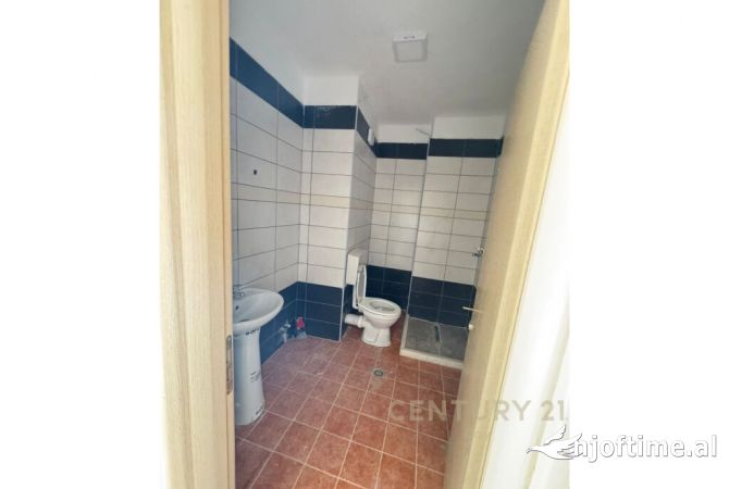 Shtepi ne shitje Apartament ne Durres, Garsoniere, Mobilimi Bosh, pa mobiluar, Pagesa 48,000  Euro.