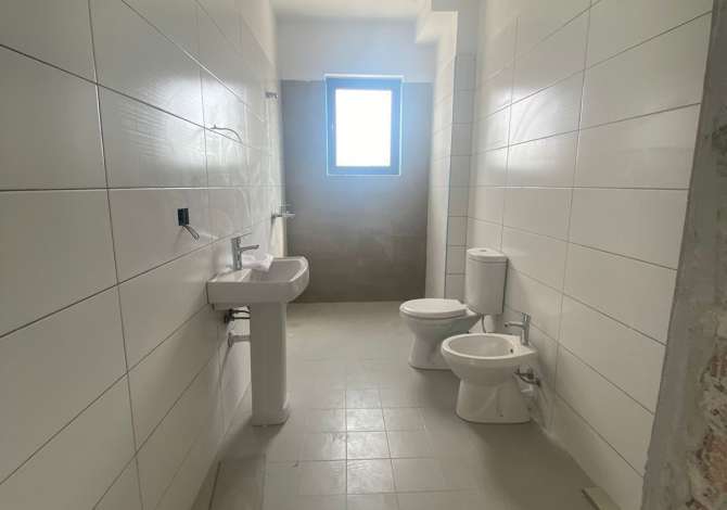 Shtepi ne shitje Apartament ne Tirane, 2+1, Mobilimi Bosh, pa mobiluar, Pagesa 50,500  Euro.