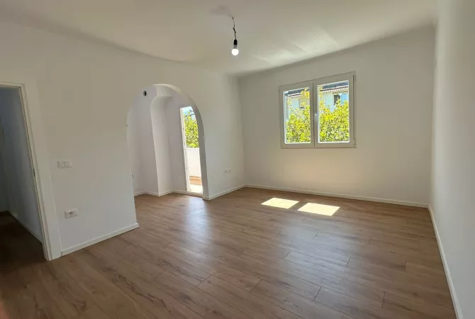 Shtepi ne shitje Apartament ne Tirane, 2+1, Mobilimi Bosh, pa mobiluar, Pagesa 129,000  Euro.