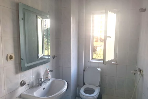 Shtepi ne shitje Apartament ne Tirane, 2+1, Mobilimi Bosh, pa mobiluar, Pagesa 115,000  Euro.