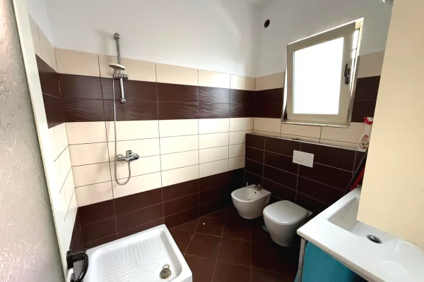 Shtepi ne shitje Shtepi Private ne Tirane, 4+1, Mobilimi E mobiluar, Pagesa 165,000  Euro.