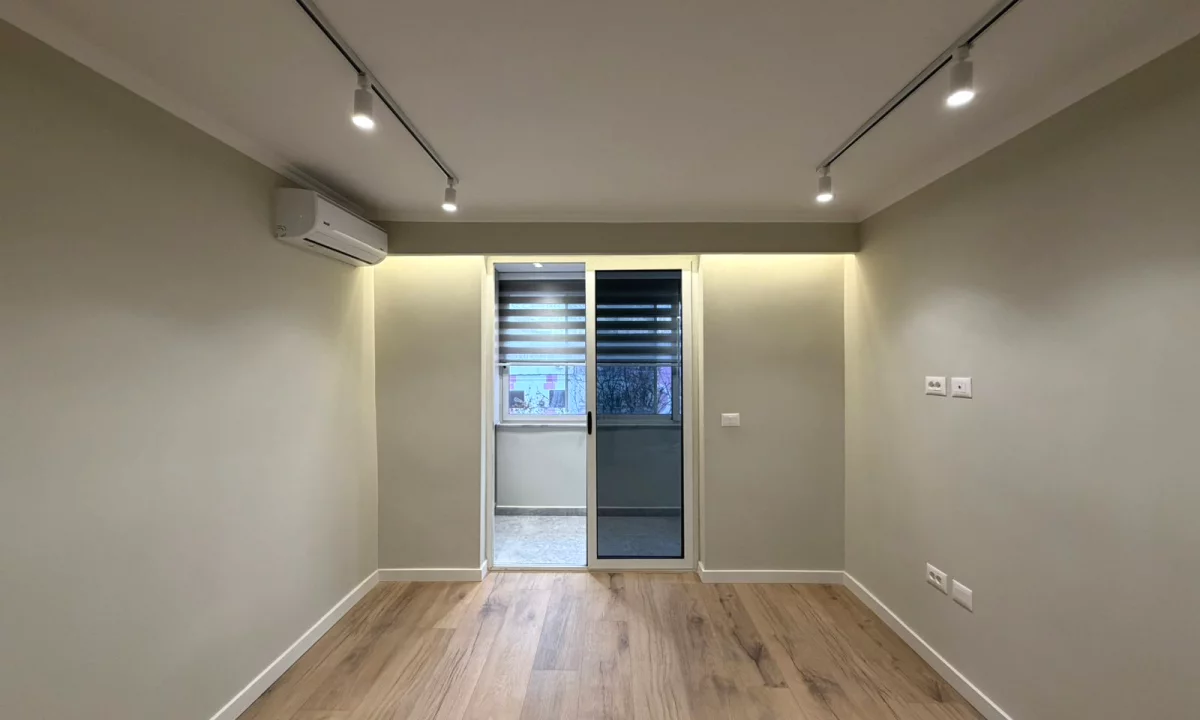 Shtepi ne shitje Apartament ne Tirane, 1+1, Mobilimi Bosh, pa mobiluar, Pagesa 125,000  Euro.