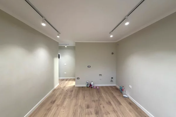 Shtepi ne shitje Apartament ne Tirane, 1+1, Mobilimi Bosh, pa mobiluar, Pagesa 125,000  Euro.