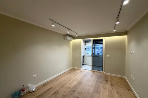 Shtepi ne shitje Apartament ne Tirane, 1+1, Mobilimi Bosh, pa mobiluar, Pagesa 125,000  Euro.