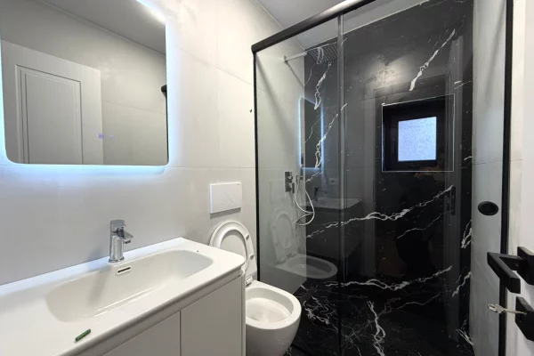 Shtepi ne shitje Apartament ne Tirane, 1+1, Mobilimi Bosh, pa mobiluar, Pagesa 125,000  Euro.