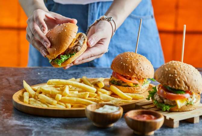 Njoftime Pune Ndihmes fastfood -ier, Kamarier,Motorrist 