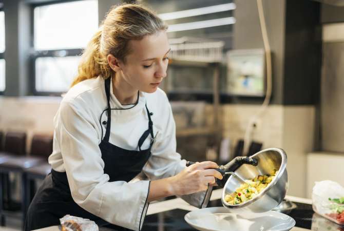 Njoftime Pune Kamarier/e 🧑‍🍳 ndihmes kuzhiniere  👨Motorrist (me ose pa motorr)  🤵Kuzhinier/e   👩‍🍳Picier /e   🧼Pjatalarese