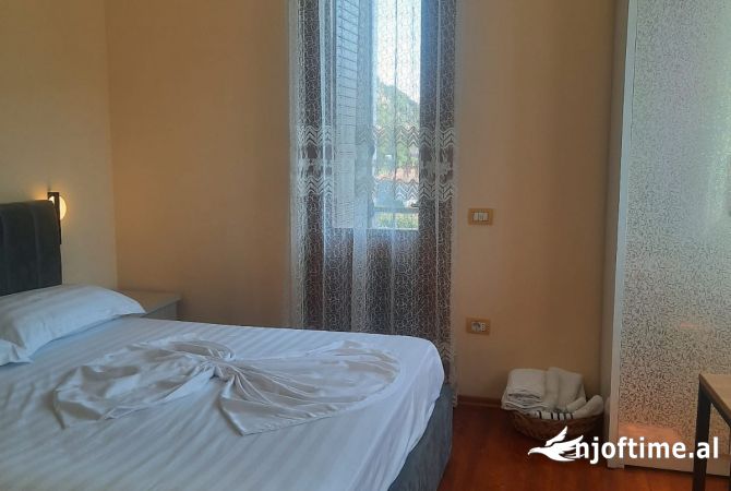 Shtepi me qera Vila Luksoze ne Tirane, 4+1, Mobilimi E mobiluar, Pagesa 1,400  Euro.