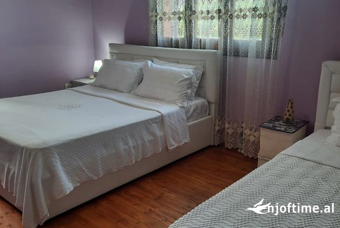 Shtepi me qera Vila Luksoze ne Tirane, 4+1, Mobilimi E mobiluar, Pagesa 1,400  Euro.