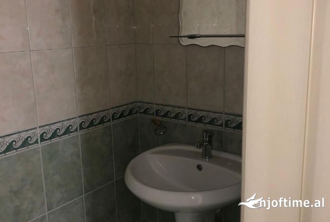 Shtepi me qera Apartament ne Tirane, 3+1, Mobilimi E mobiluar, Pagesa 600  Euro.