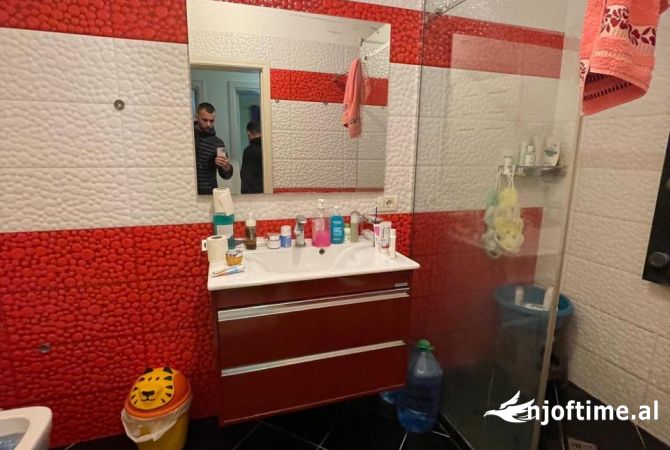 Shtepi me qera Apartament ne Tirane, 3+1, Mobilimi E mobiluar, Pagesa 600  Euro.