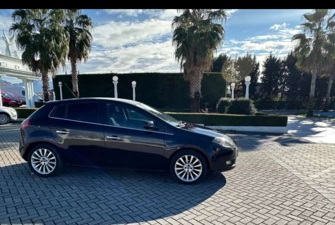 Makina ne shitje  ne Fier - 370,000 Leke