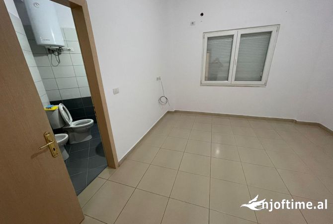 Shtepi me qera Apartament ne Tirane, 2+1, Mobilimi Bosh, pa mobiluar, Pagesa 500  Euro.