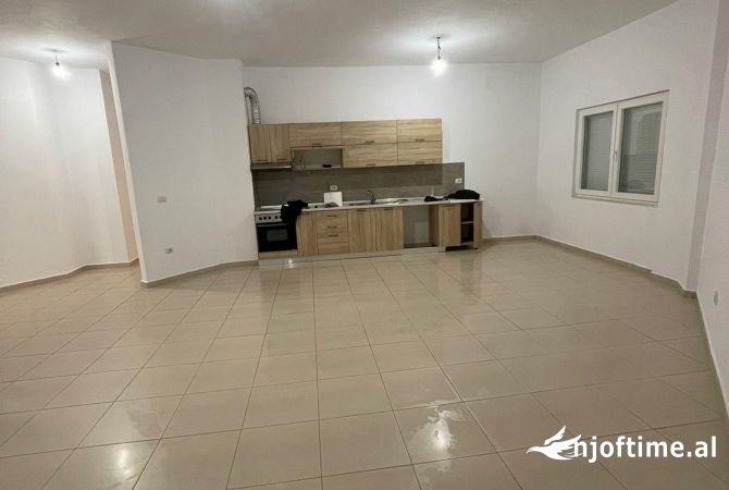 Shtepi me qera Apartament ne Tirane, 2+1, Mobilimi Bosh, pa mobiluar, Pagesa 500  Euro.