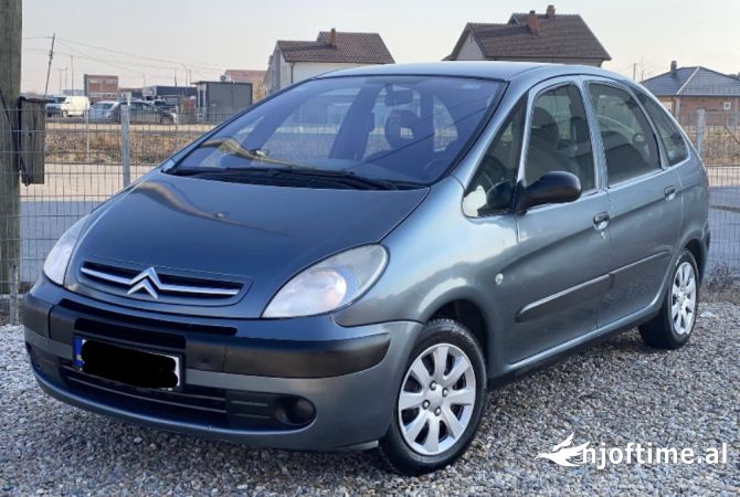 Makina ne shitje ne Tirane - 2,700 Euro