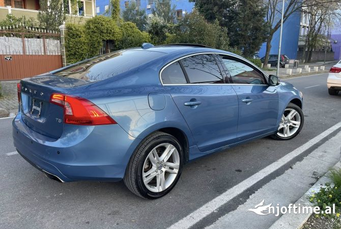 Makina ne shitje ne Tirane, Volvo, 2014 Benzine,Kambio Automatik Pagesa 10,500  Euro.
