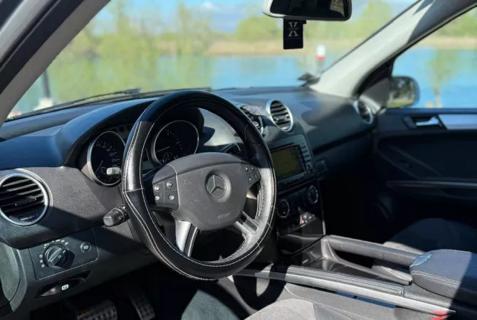 Makina ne shitje ne Tirane, Mercedes-Benz, 2006 Diesel,Kambio Automatik Pagesa 5,500  Euro.