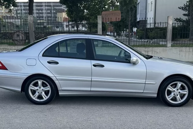 Makina ne shitje ne Tirane, Mercedes-Benz, 2006 Benzine,Kambio Automatik Pagesa 4,000  Euro.