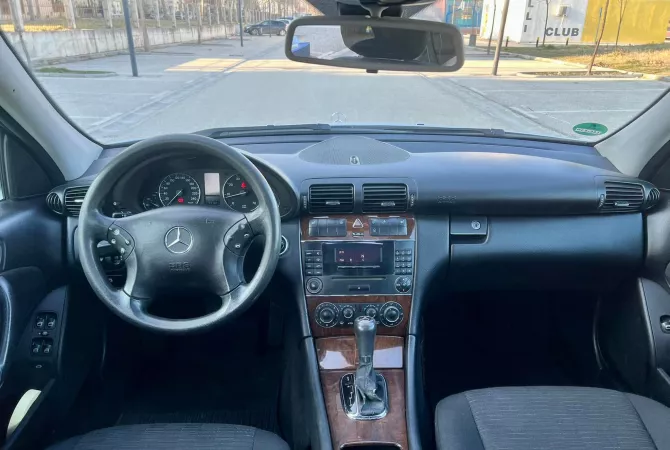 Makina ne shitje ne Tirane, Mercedes-Benz, 2006 Benzine,Kambio Automatik Pagesa 4,000  Euro.