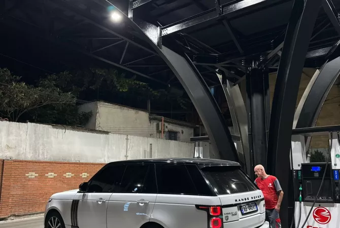 📢 Jepet me qira Range Rover Vogue 3.0 Diesel – Viti 2018 duke filluar 200 euro/dita