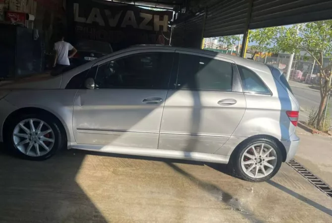 Makina ne shitje  ne Tirane - 2,800 Euro