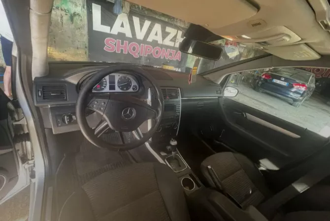 Makina ne shitje  ne Tirane - 2,800 Euro