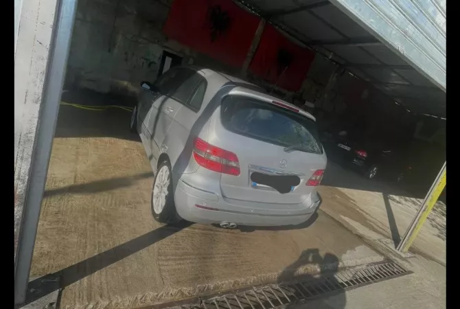 Makina ne shitje ne Tirane, Mercedes-Benz, 2007 gasoline-gas,Kambio Automatik Pagesa 2,800  Euro.