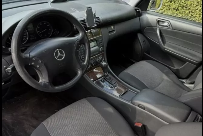 Makina ne shitje ne Tirane, Mercedes-Benz, 2006 gasoline-gas,Kambio Automatik Pagesa 5,400  Euro.