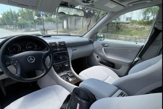 Makina ne shitje ne Tirane, Mercedes-Benz, 2006 gasoline-gas,Kambio Automatik Pagesa 5,200  Euro.