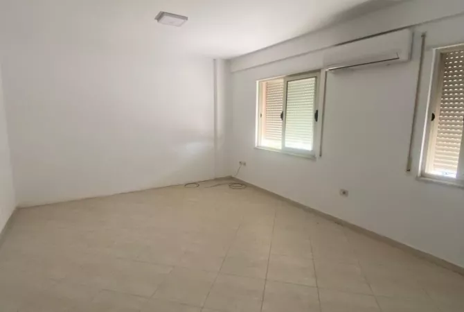 Shtepi ne shitje Apartament ne Durres, 2+1, Mobilimi E mobiluar, Pagesa 115,000  Euro.