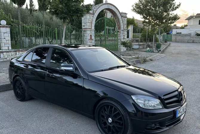 Makina ne shitje ne Tirane, Mercedes-Benz, 2007 Diesel,Kambio Automatik Pagesa 6,700  Euro.