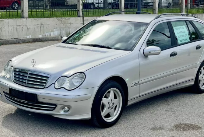 Makina ne shitje ne Tirane, Mercedes-Benz, 2004 Diesel,Kambio Automatik Pagesa 3,400  Euro.