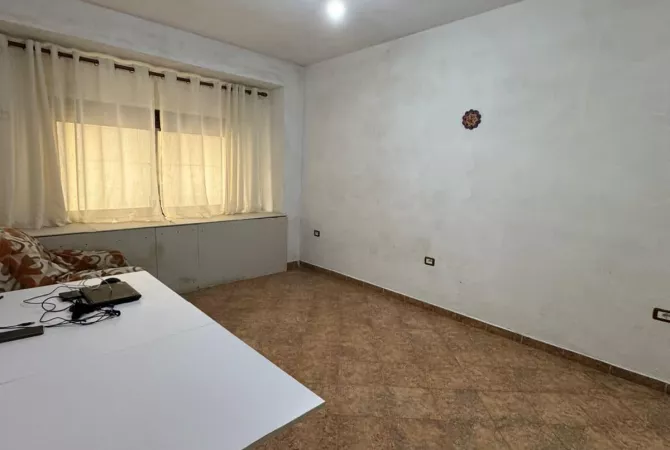 Shtepi ne shitje Apartament ne Sarande, 1+1, Mobilimi Bosh, pa mobiluar, Pagesa 73,000  Euro.