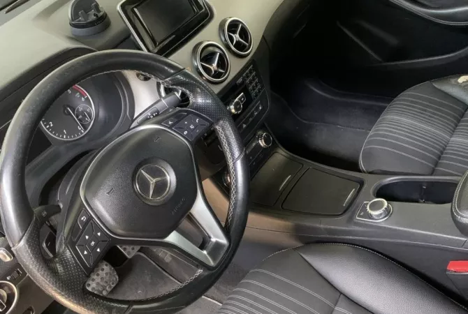 Makina ne shitje ne Tirane, Mercedes-Benz, 2012 Diesel,Kambio Automatik Pagesa 7,200  Euro.