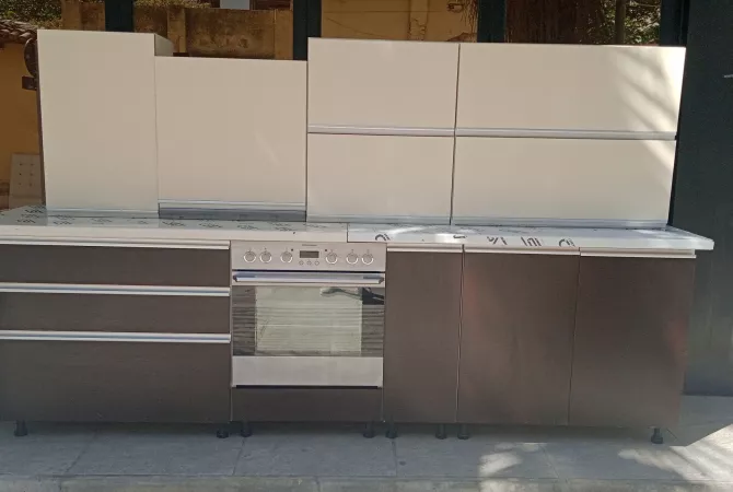 Mobili ed elettrodomestici a Tirana - 1 Euro
