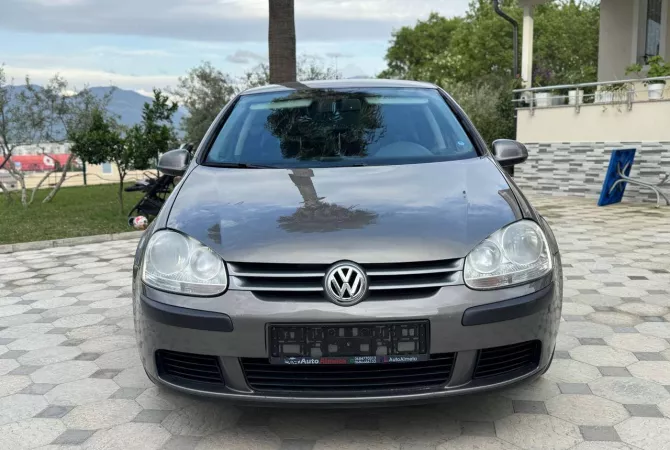 Makina ne shitje ne Tirane, Volkswagen, 2006 Diesel,Kambio Manual Pagesa 4,000  Euro.