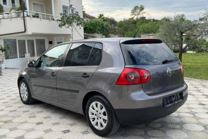 Makina ne shitje ne Tirane, Volkswagen, 2006 Diesel,Kambio Manual Pagesa 4,000  Euro.