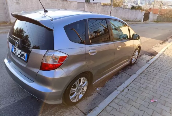 Makina ne shitje ne Tirane, Honda, 2011 gasoline-gas,Kambio Automatik Pagesa 5,800  Euro.