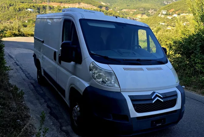 Makina ne shitje ne Tirane - 630,000 Leke