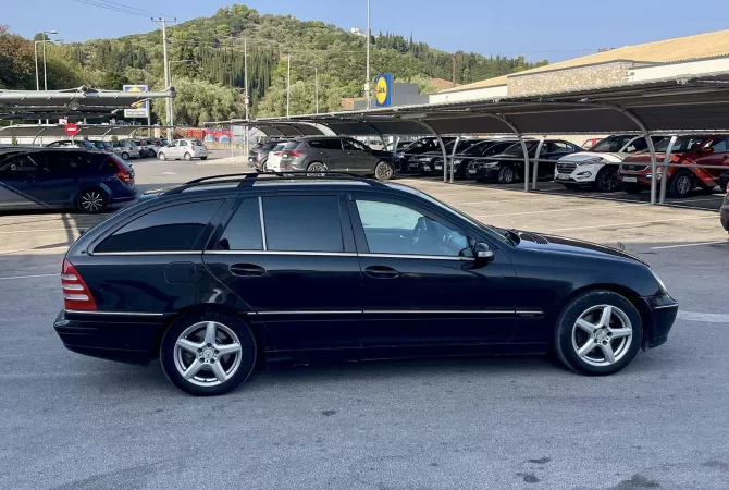 Makina ne shitje ne Tirane, Mercedes-Benz, 2002 gasoline-gas,Kambio Automatik Pagesa 300,000  Leke.