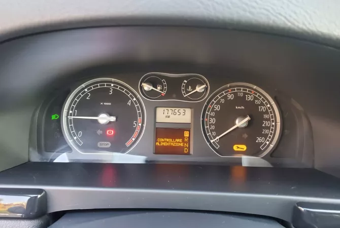 Makina ne shitje ne Tirane - 3,000 Euro