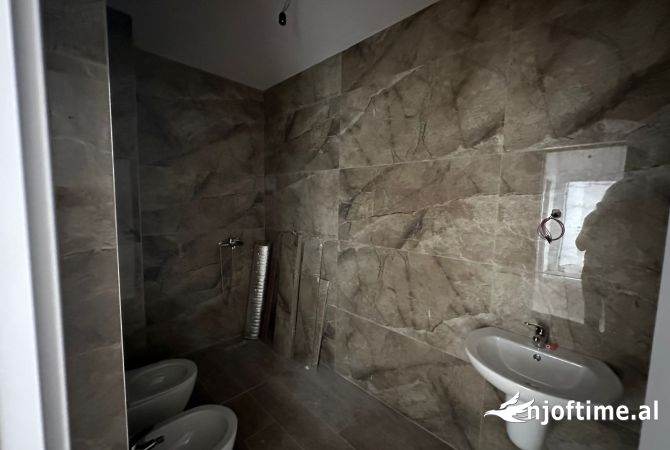 Shtepi ne shitje Apartament ne Tirane, 3+1, Mobilimi Bosh, pa mobiluar, Pagesa 305,100  Euro.