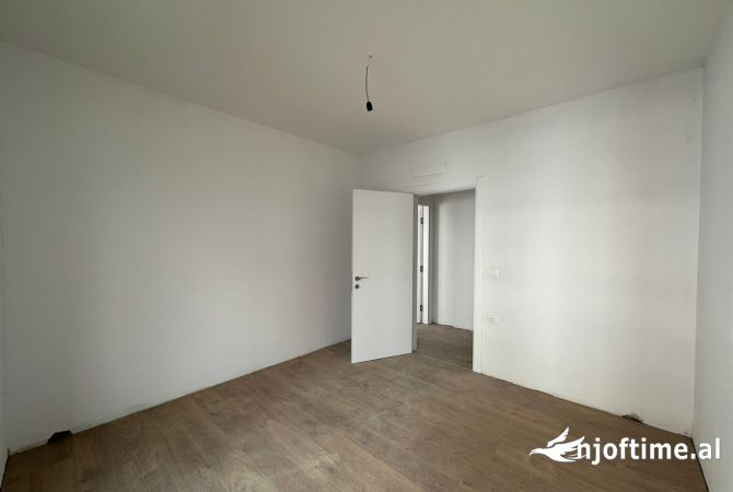 Shtepi ne shitje Apartament ne Tirane, 3+1, Mobilimi Bosh, pa mobiluar, Pagesa 305,100  Euro.