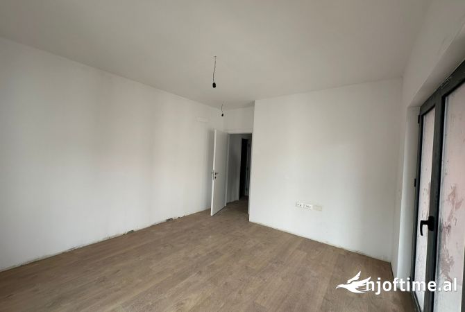 Shtepi ne shitje Apartament ne Tirane, 3+1, Mobilimi Bosh, pa mobiluar, Pagesa 305,100  Euro.