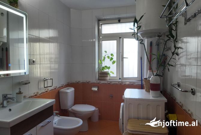 Shtepi me qera Apartament ne Tirane, 2+1, Mobilimi E mobiluar, Pagesa 700  Euro.