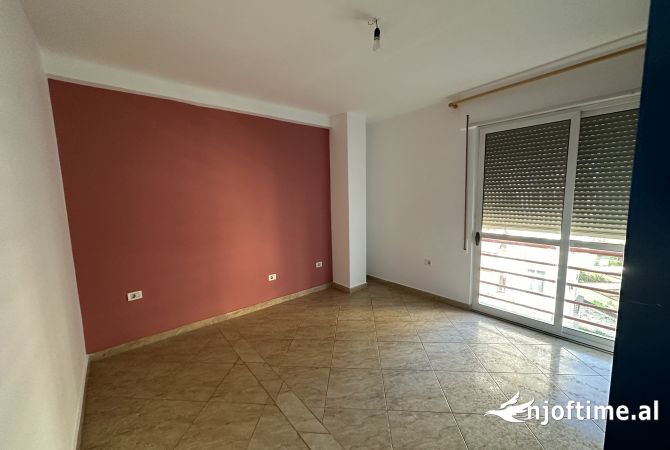 Shtepi me qera Apartament ne Tirane, 2+1, Mobilimi Bosh, pa mobiluar, Pagesa 550  Euro.