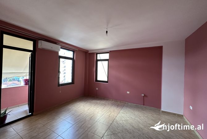Shtepi me qera Apartament ne Tirane, 2+1, Mobilimi Bosh, pa mobiluar, Pagesa 550  Euro.